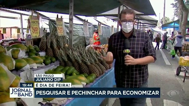 Pesquisar e pechinchar na feira livre para economizar Reprodução TV