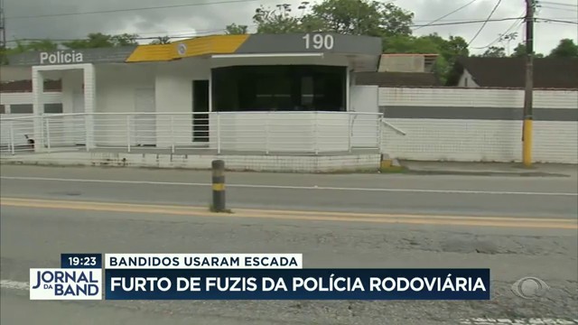 Bandidos usaram escada para furtar fuzis da Polícia Rodoviária Reprodução TV