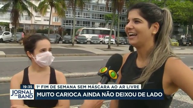 Muito carioca ainda não deixou a máscara de lado ao ar livre Reprodução TV