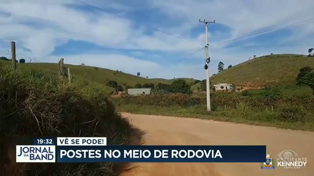 Vê se pode: postes no meio de rodovia Reprodução TV