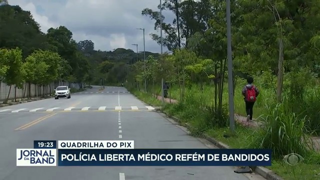 Polícia liberta médico refém de bandidos Reprodução TV