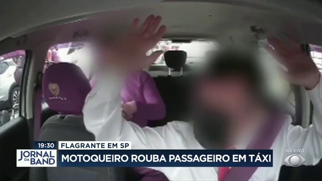 Motoqueiro rouba passageiro em táxi Reprodução TV