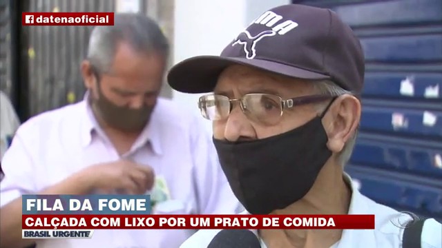 Povão na fila da fome tem que ficar em calçada lotada de lixo a espera de u Reprodução TV