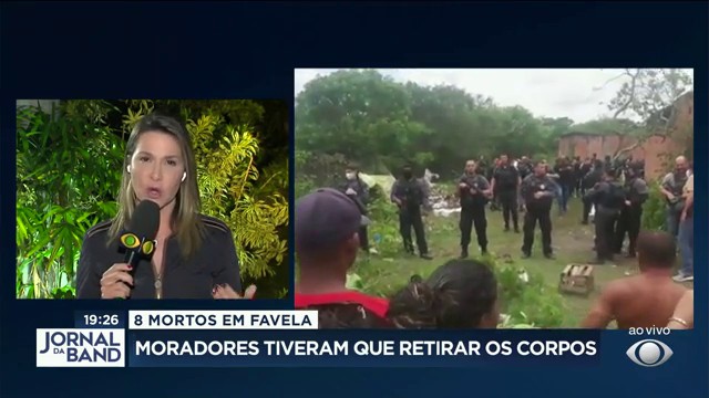 Moradores tiveram que retirar os corpos  Reprodução TV