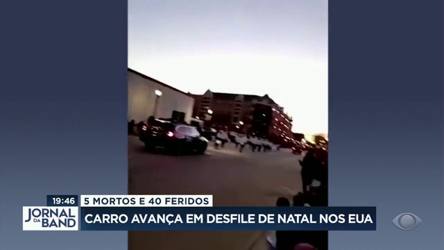 Carro avança em desfile de natal nos EUA e mata 5 pessoas Reprodução TV