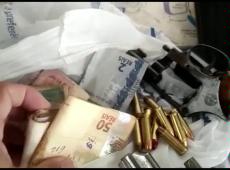 Polícia apreende armas e drogas em casa no Emecal, em Taubaté