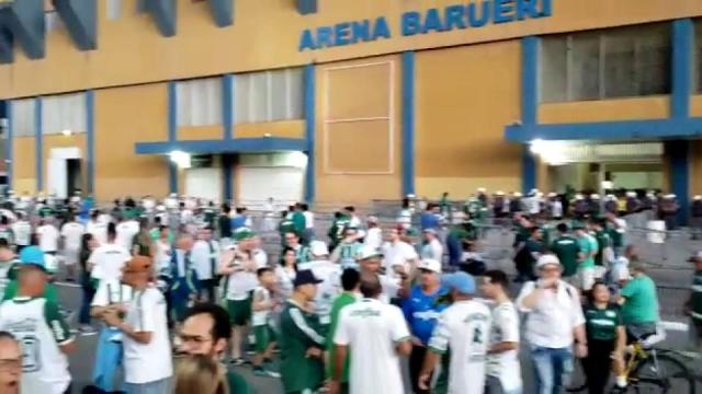 Grande movimentação na entrada da Arena Barueri - 23/04/2022 - UOL Esporte
