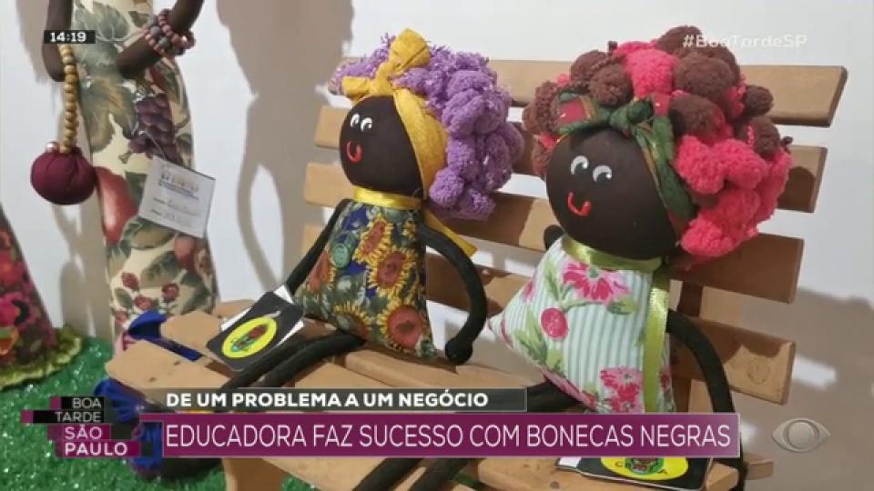 Educadora faz sucesso com bonecas negras