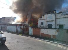 VÍDEO: Incêndio destrói casa no Pedregulho, em Guaratinguetá