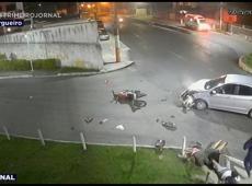 Motociclista voa em cima de pedestres após bater em carrro