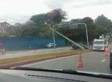 Carro bate contra poste em avenida do bairro Putim em São José dos Campos