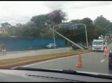 Vídeo: Carro bate contra poste em avenida do bairro Putim em São José dos C