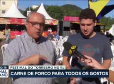 Festival do torresmo atrai amantes da carne de porco no Rio.