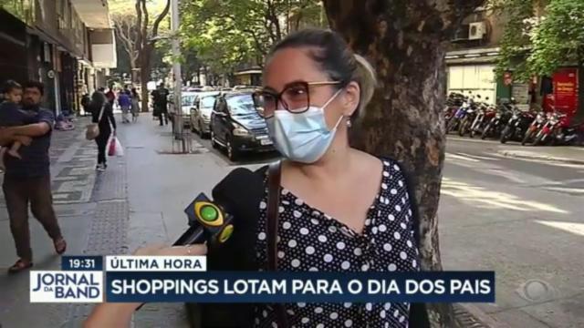 Clientes lotam shoppings na busca do presente de última hora