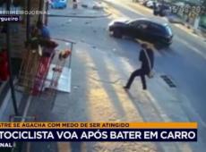 Motociclista voa após bater em carro no Rio de Janeiro