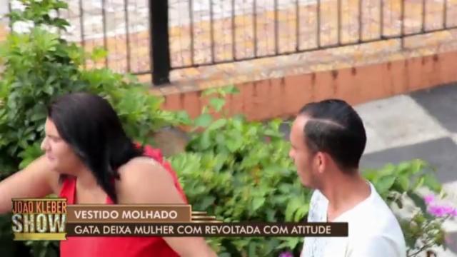 Pegadinha com homem 'vestido de planta' faz sucesso na web