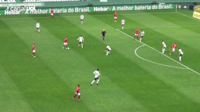 Quase! Luiz Fernando domina de cabeça, invade a área e finaliza. Bola ...
