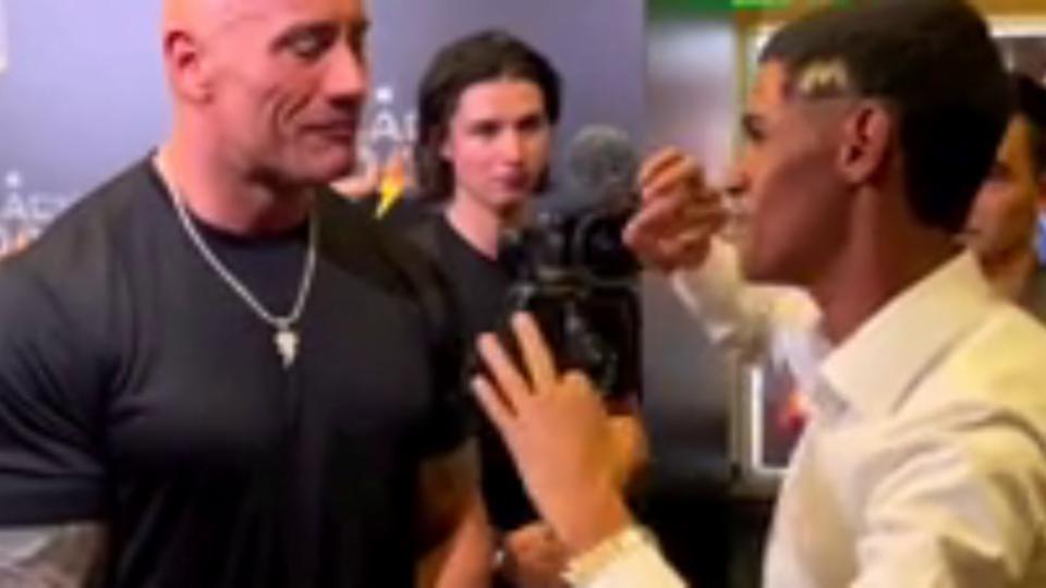 Luva de Pedreiro conhece 'The Rock' e após criticas quer aprender inglês.  VÍDEO - Só Notícia Boa