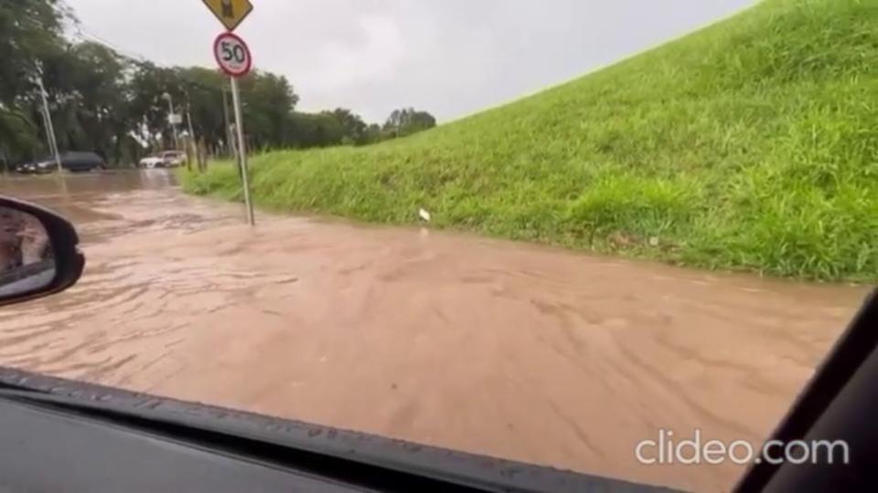 VÍdeo Tempestade E Ventos Fortes Causam Estragos Em Taubaté Vídeos Band 