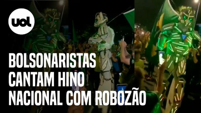 Vídeo mostra bolsonaristas cantando o Hino Nacional com 'robozão patriota'