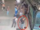 Homem é preso em flagrante após quebrar janela do metrô do Recife