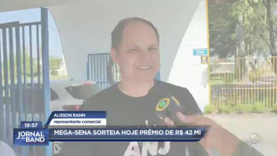 Mega-Sena acumula pela sexta vez e pode pagar R$ 187 milhões no sábado -  16/12/2015 - UOL Notícias