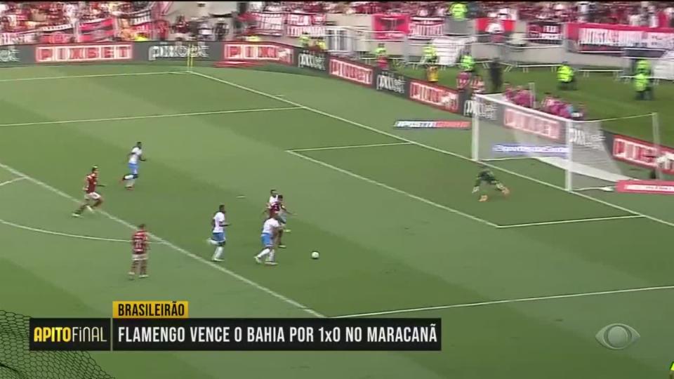 Com arbitragem polêmica, Flamengo bate Bahia e engata 2ª vitória