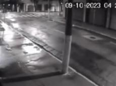 Vídeo: carro se choca contra poste e parte ao meio em SP
