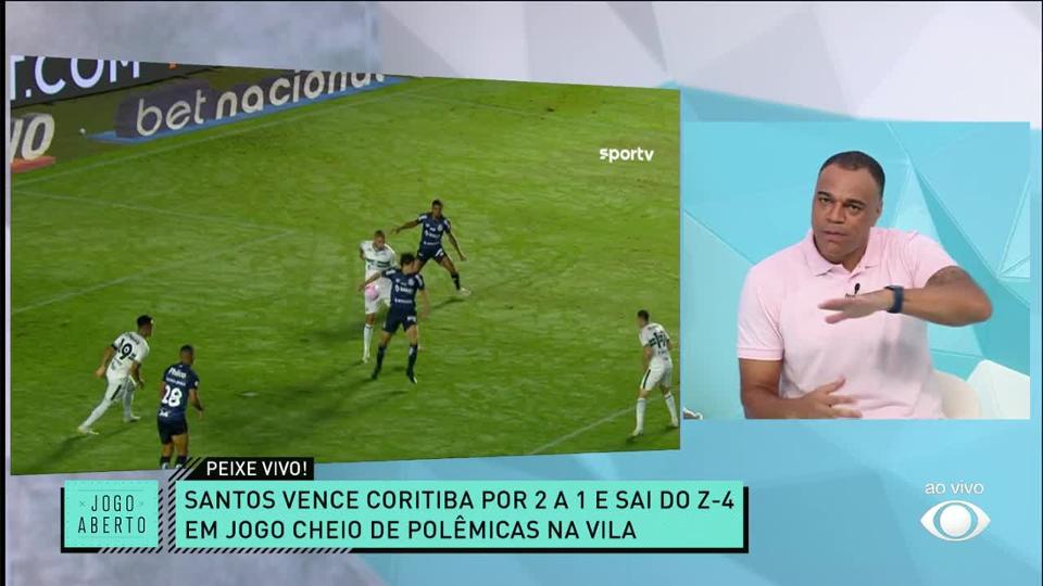 Em jogo com polêmicas, Santos bate Coritiba na Vila Belmiro e