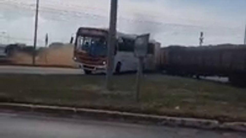 Trem de carga atinge ônibus e mata ao menos uma pessoa no DF