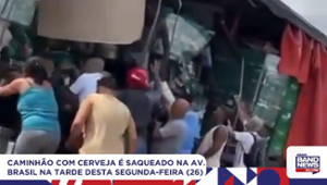 Caminhão que transportava cerveja é saqueado na Av. Brasil
