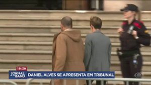 Daniel Alves é xingado ao se apresentar à Justiça da Espanha