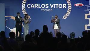 Eleito melhor técnico, Carlos Vitor é aplaudido de pé na festa do Carioca