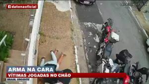 Vitimas de bandidos de moto são jogadas no chão