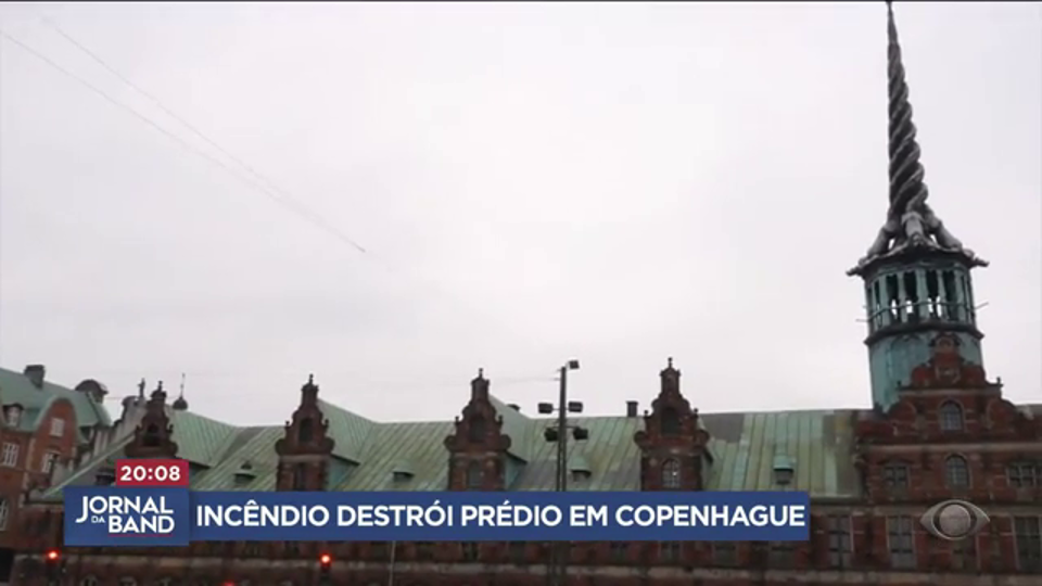 Incêndio destrói prédio em Copenhague, na Dinamarca