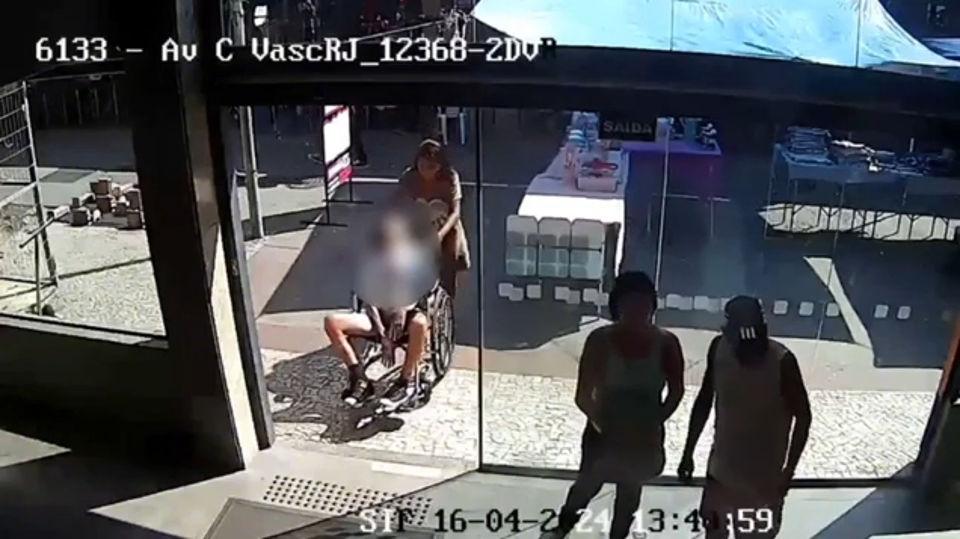 Câmeras de segurança mostram mulher chegando com idoso morto em banco