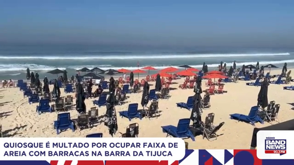 Quiosque é multado por ocupar faixa de areia com barracas na Barra
