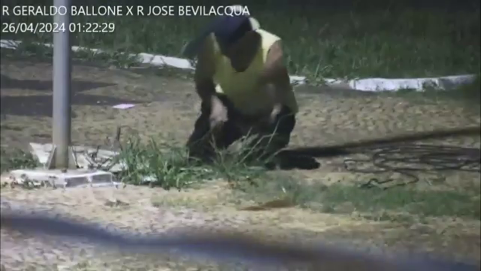 Homem é atingido por faíscas ao furtar fios de praça em Paulínia