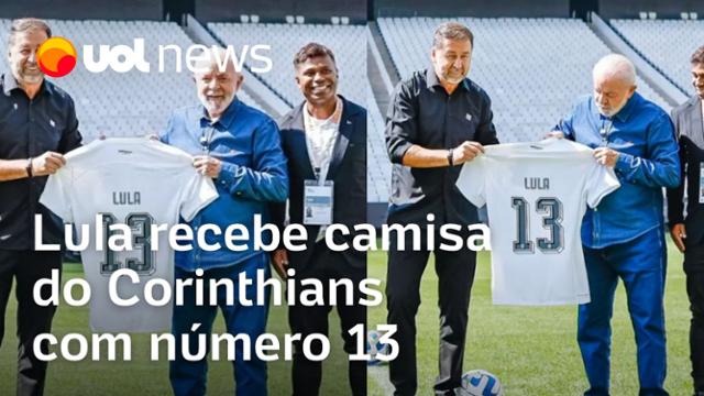 Lula recebe camisa do Corinthians do presidente e de ídolos do clube antes de ato do 1º de Maio
