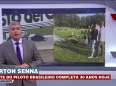 Fãs deixam homenagens em túmulo de Ayrton Senna