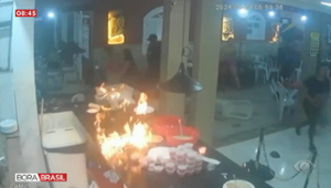 Funcionário abre álcool e causa explosão em churrascaria