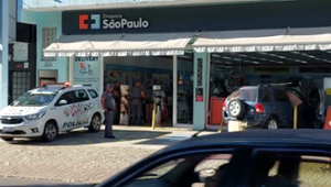 Carro invade farmácia na Avenida Andrômeda em São José dos Campos