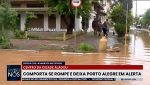 Comporta de segurança se rompe com força das águas em Porto Alegre