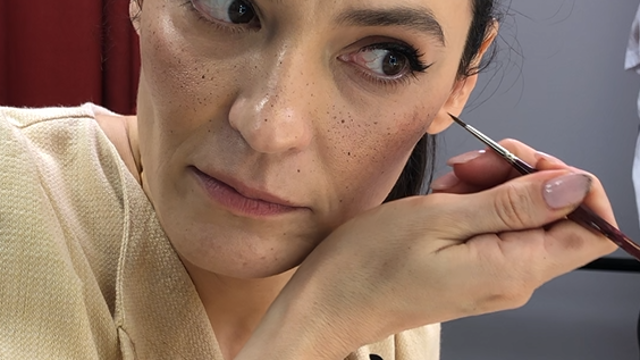 Vanessa Rozan ensina a fazer sardas falsas com maquiagem
