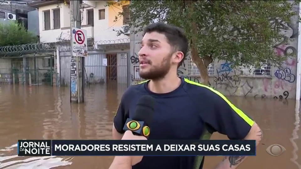 Moradores ilhados ignoram voluntários e recusam deixar casa em Porto Alegre