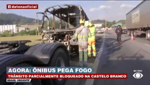 Ônibus pega fogo na Rodovia Castelo branco