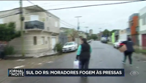Lagoa dos Patos chega às ruas, invade casas e ameaça hospital