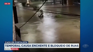 Temporal causa enchente e bloqueio de ruas em Fortaleza