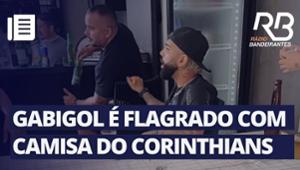 Gabigol, do Flamengo, é flagrado usando camisa do Corinthians