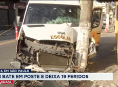 Van bate em poste e deixa 19 feridos na Grande São Paulo